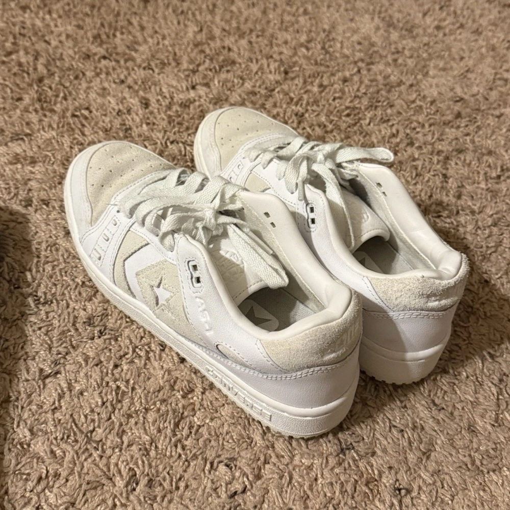 Converse Women's Size 7 Low Top Sneakers